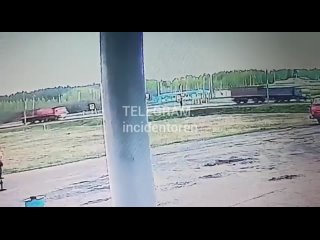 Мужчина бросился под КамАЗ на трассе возле Пономарёвки