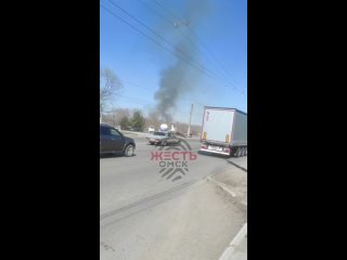 Пожар на улице ЛукашевичаУже несколько дней в Омске на левом берегу горит камыш.