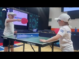 Мальчик, который победил онкологию, играет в теннис