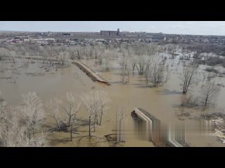 В Оренбурге вода на тротуарах, подступает к многоэтажкамВ Орске не засыпана прорванная дамба в посёлке Лесоторговый.