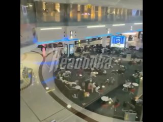 Россияне бегут из Дубая. Сотрудники аэропорта издеваются над семьями и детьми.