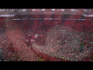 🏟 Фанаты Байера выбежали на поле, чтобы отпраздновать победу в Бундеслиге с командой🔥