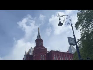 La aviacin particip en el desfile de la Victoria en la Plaza Roja y ti el cielo sobre Mosc con los colores del tricolor r