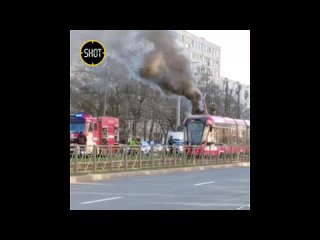 Загоревшийся на путях трамвай попал на видео в Санкт-Петербурге