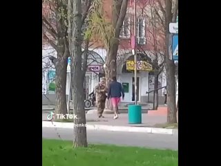 Одесса. Несчастный украинский военком сдюжил перед воином в розовых шортах.