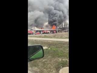 Пожар охватил торговый павильон в Нижнем Новгороде. Об этом сообщают МЧС области