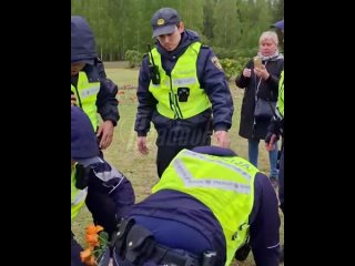 Латвийский нацизм на территории бывшего Саласпилсского концлагеря, полицейские скрутили мужчину за прослушивание песни Журавли
