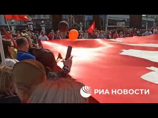 В Кишиневе участники автопробега развернули копию Знамени Победы