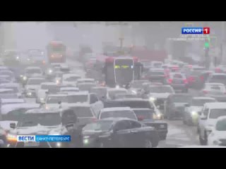 На петербургских дорогах пробки и десятки аварий из-за гололеда