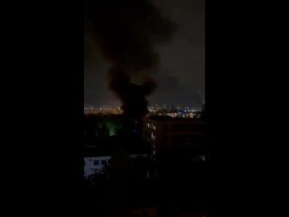 Авиация прямо сейчас тушит пожар в Перово: над зданием работает вертолёт