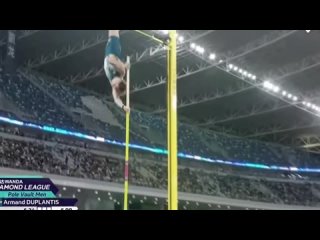 Арман Дюплантис из Швеции обновил мировой рекорд в прыжках с шестом, взяв высоту 6,24 метра