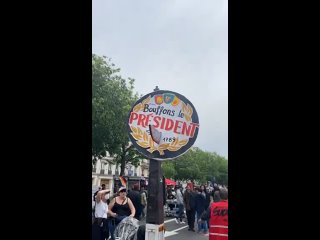 Sugli Champs Elysees è apparsa un’installazione per il presidente della Francia da parte di cittadini riconoscenti. A prima vist