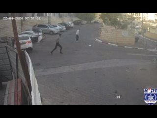 Теракт в Иерусалиме: террористы сбили мирных израильтян на автомобиле, после чего вышли с автоматами и пытались расстрелять люд