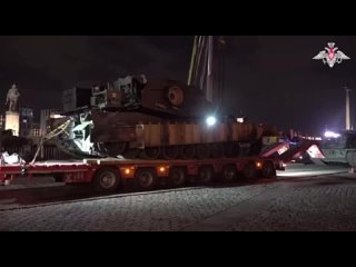 Трофейный танк Abrams и штурмовую инженерную машину M1150 Assault Breacher Vehicle производства США доставили на выставку на Пок