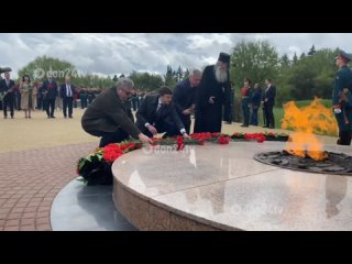Министр просвещения Сергей Кравцов возложил цветы на Змиевской балке