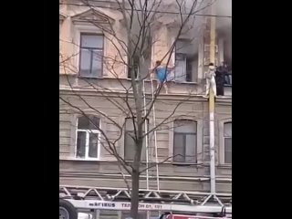 В Санкт-Петербурге дворник забрался по трубе на третий этаж и спас девушек из горящего здания