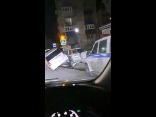 🚔«Облокотился» на внедорожник: в Холмске произошло странное ДТП

Видео поделился очевидец.