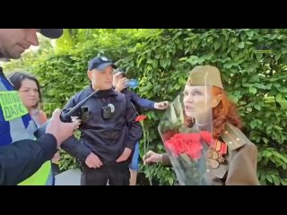 En Kiev, la polica impidi a una jubilada depositar flores ante la Llama Eterna en el Parque de Gloria porque portaba los smbo