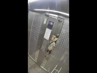 🤡 Краснодарский п**дюк, решив немного "разрядиться", помочился на кнопки лифта.    «С**ать! С**ать! Бл**ь, едь, с**а.... (видео)