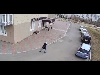 В Красноярском крае 11-летняя девочка каталась на роликах и не заметила натянутый между столбами трос