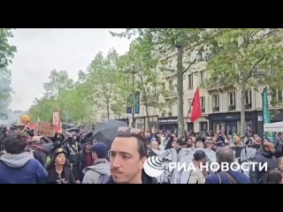 At the demonstration in Paris, riots broke out, the police began to push back the participants with truncheons, there were wound