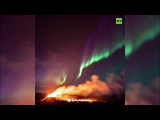 В Исландии одновременно засняли извержение вулкана и северное сияние