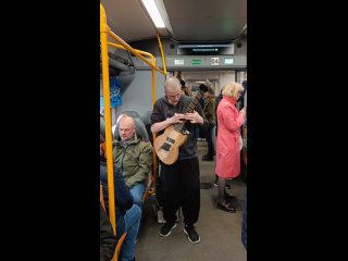 Бах на самодельной гитаре в поезде