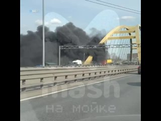 На другом участке КАДа прямо сейчас полыхает КАМАЗ. Вся кабина объята пламенем, валит густой чёрный дым — и у Беляевского моста