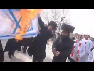 Judos en Canad escenificaron una quema de banderas del estado nazi de Israel para protestar contra el genocidio del pueblo de
