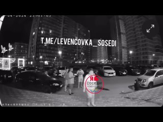 В микрорайоне Левенцовка мужчина самокатом разбил стекло в подъезде, а затем принялся пинать детей. Мать - без реакций. 🤦