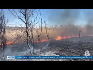 Крупный пожар полыхал сегодня в Ставрополе. Как сообщили в краевом управлении МЧС, на Старомарьевском шоссе загорелась сухая тра