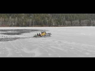 В Зеленогорске с помощью буксира-ледокола ломают лед на реке Кан