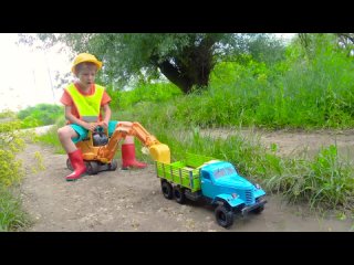 Darius helps Damian to fix the bike chain   RC car mud race story for kids