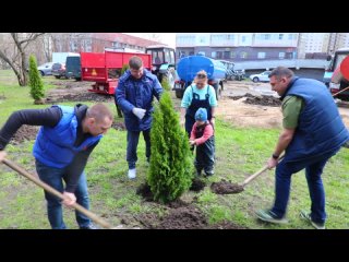 Невское РЖА и жители высадили туи