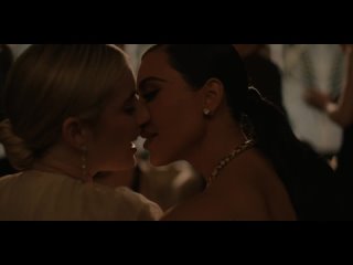 Emma Roberts kiss Kim Kardashian | American Horror Story: Delicate