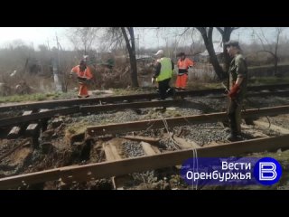Специалисты Орского предприятия Орскгортранс приступили к разбору размытых паводком трамвайных путей