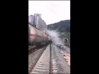 Процесс мойки железнодорожных тоннелей
