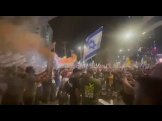 As se vive esta noche en #Telaviv. Miles de colonos pidiendo la dimisin de Cerdoyahu y un acuerdo con Hamas