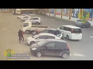 Похищение людей на парковке попало на камеру в Артеме