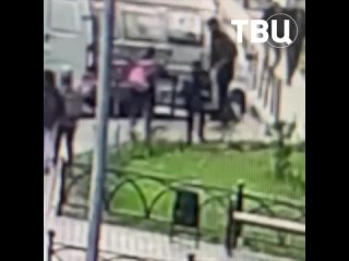 9-летнюю школьницу избил неадекватный прохожий в ЛюберцахИнцидент попал на камеры видеонаблюдения.