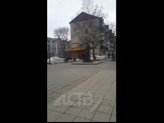 Школьники на самокатах разносят памятник Крузенштерну в Южно-Сахалинске