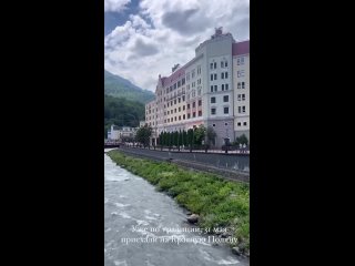 На побережье - лето, а в горах Сочи еще снег лежит и цветут рододендроны!  © prochan_juli (видео)