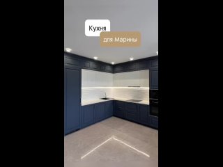 Обзор просторной синей кухни