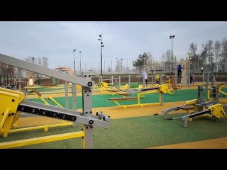 Зябликово. Шмелёвский парк - спортивные и детские площадки.