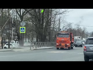 ✔️Во Владивостоке на дорогах круглосуточно курсирует поливомоечная техника.   🟢Рассказываем о технологиях, которые... (видео)