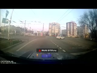 В Краснодаре водитель кроссовера пытался проскочить перекресток на красный и попал в ДТП