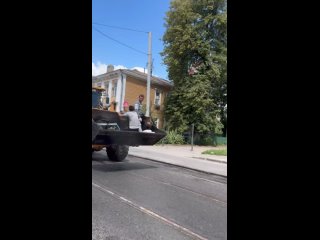 ПДД? Нет не слышали!  Пассажиров бульдозерного ковша заметили на улицах Нижнего. Зато не пешком! (видео)