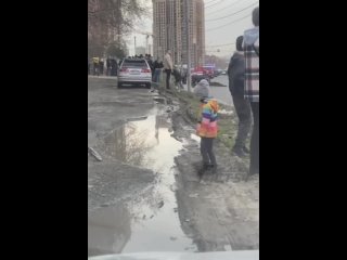 Новосибирск, обстановка: грязь, мусор, ужасные ямы на дорогах и дети, играющие напротив наркоманов, которые ищут клад.Кто куда