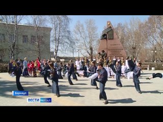 В Барнауле дети спели на улице знаменитую Катюшу