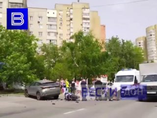 В Ростове-на-Дону на ул. Борко произошла авария с мотоциклистом. Есть пострадавший. Сейчас на месте работает скорая помощь